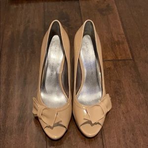 Marc fisher tan pumps with bow